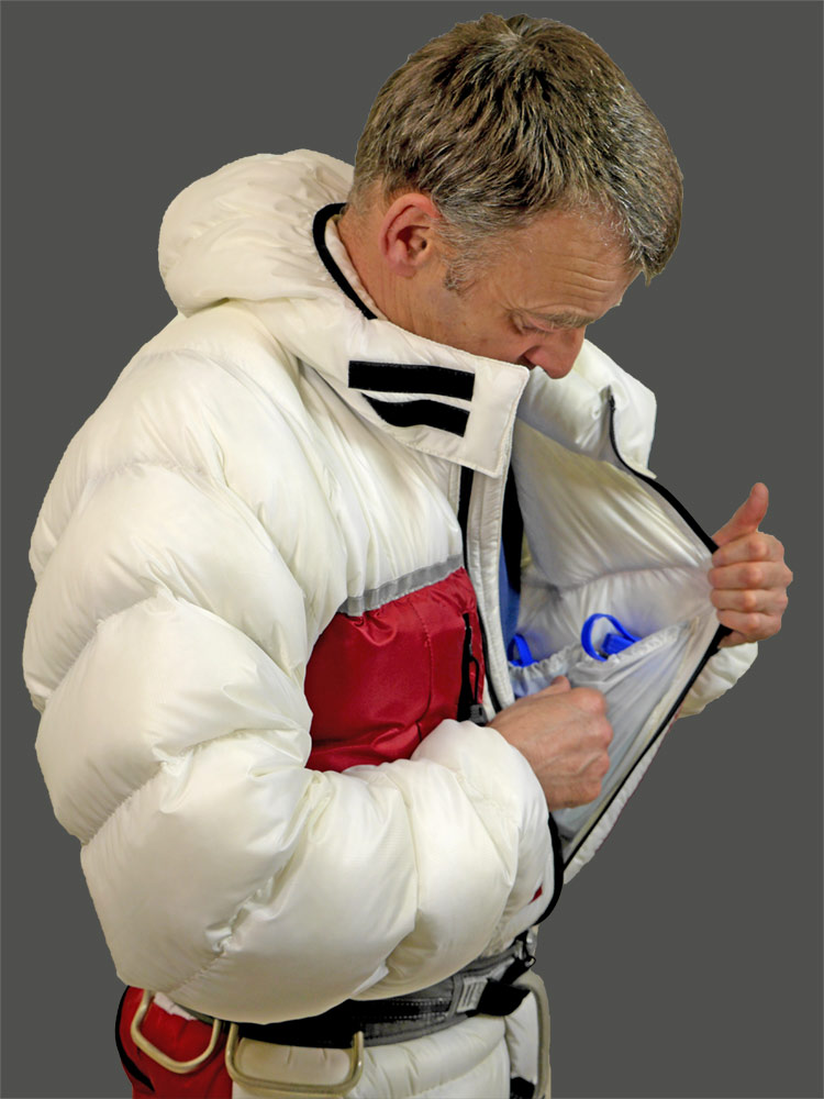 Access to inside pockets of inner suit (4 x 500ml capacity) Access to inside pockets of inner suit (4 x 500ml capacity)