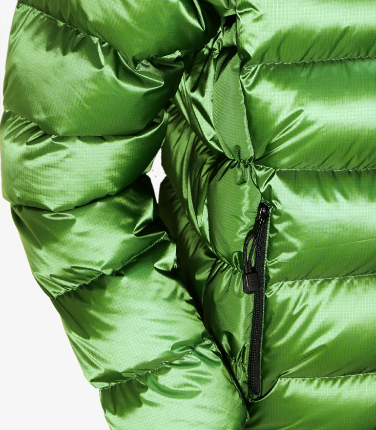 With two zipped handwarmer pockets With two zipped handwarmer pockets